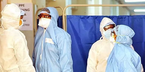 தமிழகத்தில் நிரம்பி வழியும் கொரோனா நோயாளிகள் - பணிச்சுமையால் திணறும் மருத்துவர்கள்