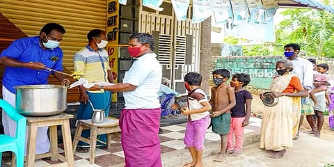 கொரோனா கால மகத்துவர்: முடங்கிக் கிடப்பவர்களுக்கு 3 வேளையும் உணவளிக்கும் தொண்டு நிறுவனம்