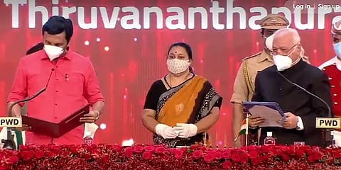 பினராயி மருமகனின் அமைச்சர் பதவி... - இடது அரசுக்கு எதிராக எதிர்க்கட்சிகள் ஏந்தும் ஆயுதமா?