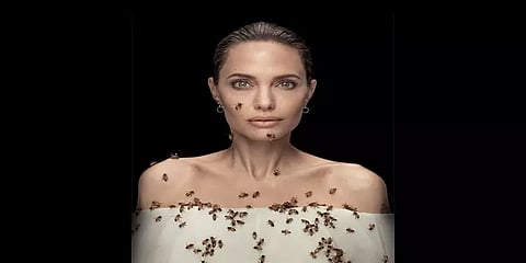 உடல் முழுவதும் தேனீக்கள் மொய்க்க போட்டோவுக்கு போஸ் கொடுத்த ஏஞ்சலினா ஜூலி!