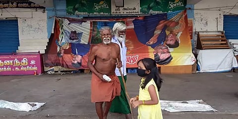 வாழ்வாதாரம் இழந்து நின்ற சாமானியர்கள் - உணவுப்பொட்டலங்களை வழங்கிய 1ம் வகுப்பு சிறுமி