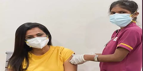 கொரோனா தடுப்பூசி செலுத்திக்கொண்டார் நடிகை ரம்யா பாண்டியன்!