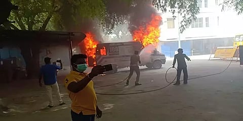 கோவை: ஆம்புலன்ஸில் இருந்த ஆக்சிஜன் சிலிண்டர் வெடித்து விபத்து