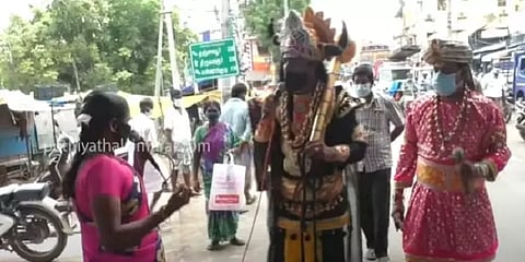 'எமதர்ம ராஜா' வேடமிட்டவர் உடன் சென்று வித்தியாசமாக விழிப்புணர்வூட்டும் காவல்துறை