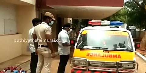 சிவகங்கை: காப்பீட்டு அட்டை பெற ஆட்சியர் அலுவலகம் வந்த கொரோனா நோயாளியால் பரபரப்பு