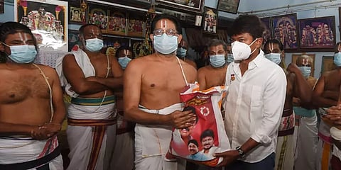 திருவல்லிக்கேணி பார்த்தசாரதி கோயில் குருக்கள்களுக்கு நிவாரண பொருட்கள் வழங்கிய உதயநிதி!