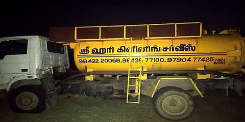 கோவையில் விவசாய நிலங்களில் கொட்டப்படும் வேதிக் கழிவுகள்: வாகனத்தை சிறைபிடித்த ஊர்மக்கள்