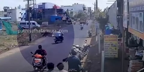 காஞ்சிபுரம்: சாய்ந்து நிற்கும் மின்கம்பம்; நிமிட இடைவெளியில் இரு விபத்துக்கள்