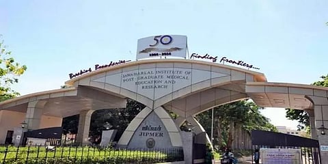 புதுச்சேரி: கொரோனாவால் உயிரிழந்த பெண்களின் நகைகள் காணாமல் போனதாக புகார்