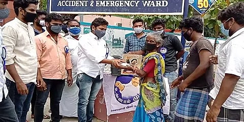 கொரோனா கால மகத்துவர்: சாலையோரம் வசிக்கும் ஏழை எளிய மக்களுக்கு உணவளிக்கும் விஜய் ரசிகர்கள்