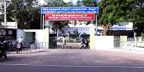 கிருஷ்ணகிரி: அமரர் ஊர்தி வராததால் 8 மணி நேரம் காத்திருந்து உடலை எடுத்துச் சென்ற உறவினர்கள்