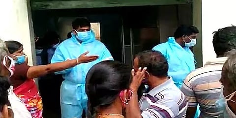 `கொரோனாவுக்கு சரியான சிகிச்சை இல்லை`: தேனி அரசு மருத்துவமனையை முற்றுகையிட்ட உறவினர்கள்