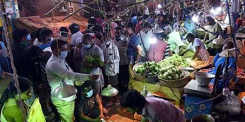 நாளை முதல் தளர்வுகளற்ற முழு ஊரடங்கு எதிரொலி: காய்கறிகள் விலை எகிறியது