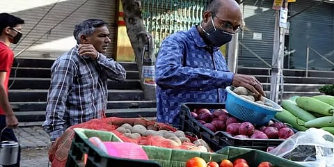 ஒரு வாரத்திற்கு காலை 6 மணி முதல் மதியம் 12 மணிவரை வாகன்ங்கள் மூலம் காய்கறிகள் விற்பனை