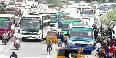 தென் மாவட்டங்களுக்கு செல்ல பெருங்களத்தூர் பேருந்து நிலையத்தில் குவிந்த மக்கள்