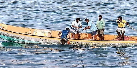 மீன்பிடித் தடைக்கால நிவாரணமாக மீனவர்களுக்கு தலா ரூ.5000 வழங்கப்படும் - முதல்வர் அறிவிப்பு