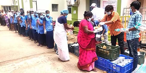 கொரோனா கால மகத்துவர்: முன்கள பணியாளர்களுக்கு பிரியாணி வழங்கிய திருச்சி விளையாட்டு வீரர்