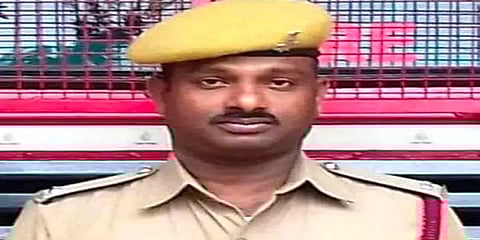 முதல்வரை ஆபாசமாக சித்தரித்து முகநூலில் கருத்து வெளியிட்டு வந்த தீயணைப்பு வீரருக்கு வலை