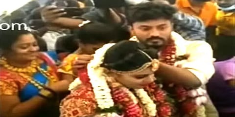 முழு ஊரடங்கு எதிரொலி: விமானத்தில் பறந்தபடியே திருமணம் செய்த ஜோடி!