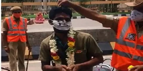 ஊரடங்கு விதிமீறல்: மாலை போட்டு ஆரத்தி எடுத்து விநோத தண்டனை வழங்கிய பெங்களூரு காவல்துறை