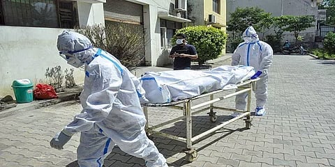 இந்தியாவில் 3 லட்சத்தை கடந்தது கொரோனா உயிரிழப்பு – 24 மணி நேரத்தில் 4,454 பேர் பலி