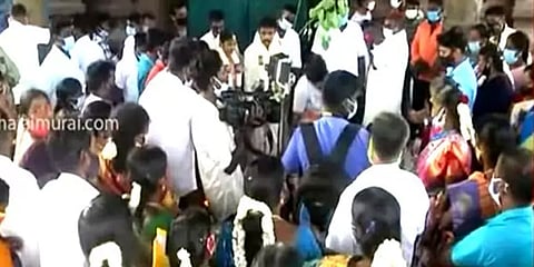 முழு ஊரடங்கு எதிரொலி: கடலூரில் கோயில் வாசலில் நடைபெற்ற திருமணங்கள்