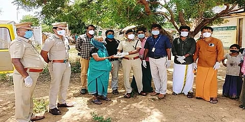 பசியால் தவித்த நரிக்குறவர்களுக்கு உணவு வழங்கிய திண்டுக்கல் சரக டிஐஜி