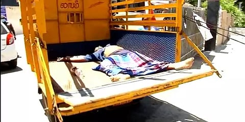 ஆம்புலன்ஸ் வர காலதாமதம்: சரக்கு ஆட்டோவில் அழைத்து வரப்பட்ட கொரோனா நோயாளி