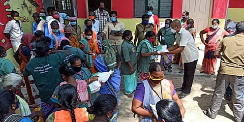 லட்ச ரூபாய் மதிப்பில் துப்புறவு பணியாளர்களுக்கு இலவச அரிசி, கையுறைகள் வழங்கிய சமூக ஆர்வலர்