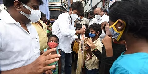 முகக்கவசம் அணிந்திருந்த சிறுவர்களுக்கு கிரிக்கெட் பேட், பந்து வழங்கி ஊக்குவித்த உதயநிதி