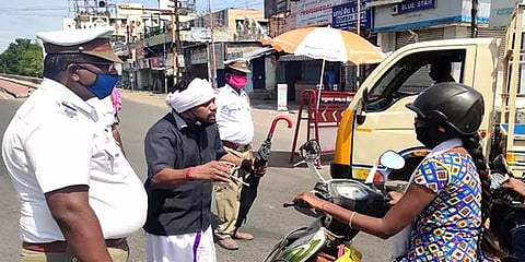 ஜக்கம்மா சொல்றா வெளியே வராதீங்க: கோடாங்கி அடித்து விழிப்புணர்வூட்டும் கூலித்தொழிலாளி