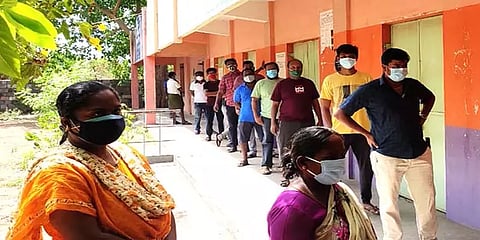 கொரோனா தடுப்பூசி: ஆர்வத்தோடு தடுப்பூசி செலுத்திக்கொண்ட அரூர் மக்கள்