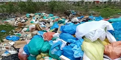 தேசிய நெடுஞ்சாலை ஓரம் மூட்டை மூட்டையாக கொட்டப்பட்டுள்ள கொரோனா மருத்துவ கழிவுகள்!