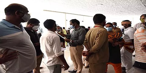 திருச்சி: தடுப்பூசி செலுத்தி கொள்ள வந்த இளைஞர்களை திருப்பி அனுப்பியதால் வாக்குவாதம்