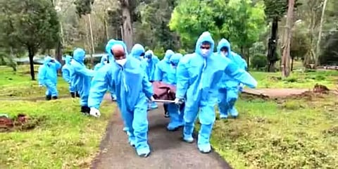 கொரோனாவால் உயிரிழந்தவர்களின் உடலுக்கு உளப்பூர்வமாக இறுதி சடங்கு செய்யும் தமுமுகவினர்