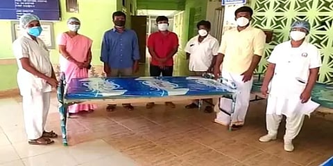 சிவகங்கை: அரசு மருத்துவமனைக்கு ரூ.2 லட்சம் மதிப்பில் பொருள்களை வழங்கிய அறக்கட்டளை