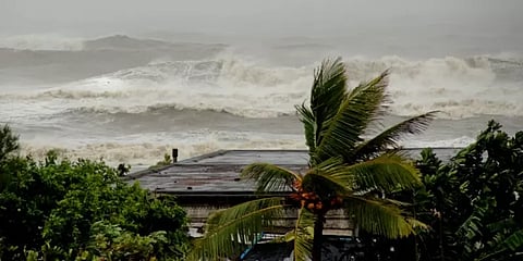 அதி தீவிர சூறாவளி புயலாக இன்று கரையைக் கடக்கிறது யாஸ் புயல்!