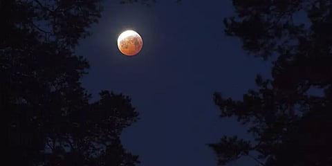 இன்று தோன்றும் சந்திர கிரகணம்; வானில் நிகழும் மிக அரிதான ரத்த நிலா