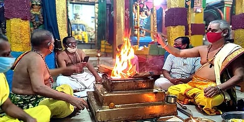 மதுரையில் கொரோனா வைரஸ் ஒழிய தன்வந்திரி யாகத்துடன் சிறப்பு வழிபாடு