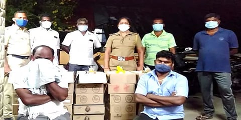 வெளியே பார்த்தால் ஜூஸ் பெட்டி.. உள்ளே வகை வகையான மதுபாட்டில்கள் - சோதனையில் சிக்கிய வாகனம்