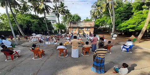 கிராம மக்களை காப்பாற்ற தினமும் 6 வகை சூப், முட்டை, சுண்டல் வழங்கும் வாட்ஸ் அப் இளைஞர் குழு