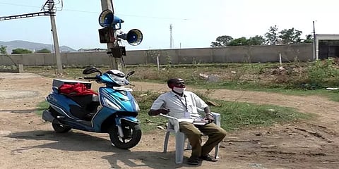 ஊர் ஊராக ஒலிப்பெருக்கியில் பாட்டு போட்டு கொரோனா விழிப்புணர்வை ஏற்படுத்தும் ஓவியர்