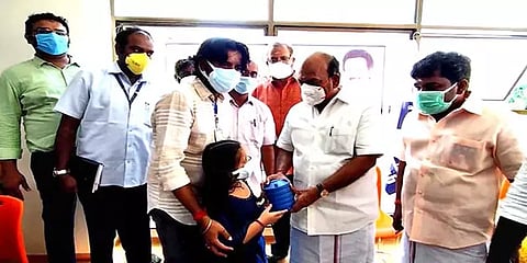 சென்னை: வெளிநாட்டினருடன் ஆர்வத்தோடு தடுப்பூசி செலுத்திக் கொண்ட பொதுமக்கள்