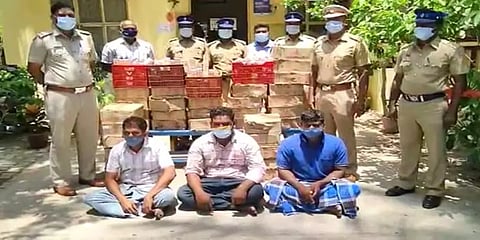 தக்காளி பெட்டிகளுக்கு இடையே கடத்திவரப்பட்ட 1,920 மது பாட்டில்கள் பறிமுதல்