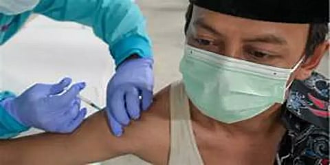 தமிழகத்தில் வரிசையில் காத்திருந்து தடுப்பூசி செலுத்திக் கொண்ட இளைஞர்கள்