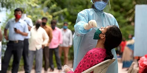 இந்தியாவில் கொரோனா பாதிப்பு தொடர்ந்து இறங்குமுகம்; புதிதாக 1,86,364 பேருக்கு தொற்று உறுதி