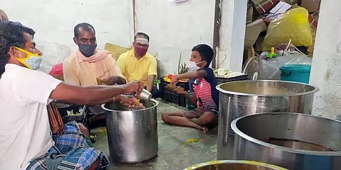 கொரோனா கால மகத்துவர்: நெல்லையில் தினமும் 500 பேருக்கு உணவளிக்கும் இளைஞர் குழு!