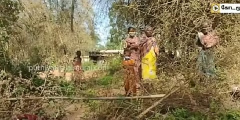 கொரோனா தொற்றிலிருந்து பாதுகாத்துக்கொள்ள பழங்குடி மக்களின் மூங்கில் தடுப்பு அரண்