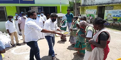 தூய்மை பணியாளர்களுக்கு மாலை அணிவித்து மளிகைப்பொருட்கள் வழங்கிய அஜித் ரசிகர்கள்