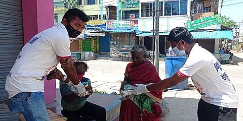 கொரோனா கால மகத்துவர்: உணவின்றி தவிப்பவர்களுக்கு உணவளிக்கும் சீர்காழி இளைஞர்கள்